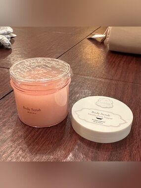 Vanilla Pink Pepper Body Scrub - Pink Exfoliating Gel